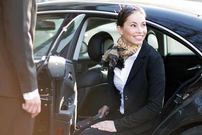 Tunis Carthage Private Arrival Airport Transfer to Tunis - The roughly 30-minute drive into Tunis